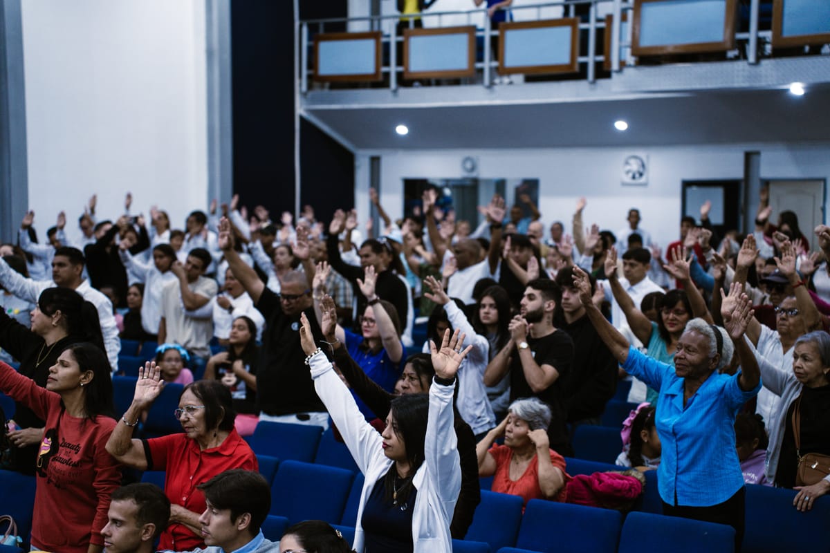 Personas de la comunidad reunidas.
